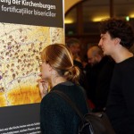 Besucher vor den Ausstellungsbannern