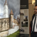 Besucher vor den Ausstellungsbannern