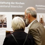 Besucher vor den Ausstellungsbannern