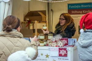 Muriel Wagner präsentiert Bio-Honig