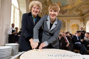 Die deutsche Kulturstaatsministerin Monika Grütters (links) und die Kulturministerin des Landes Brandenburg Martina Münch