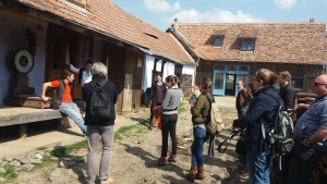 mit Jochen Cotaru (l.) auf der Baustelle der Alten Mühle (Moara Veche) in Holzmengen