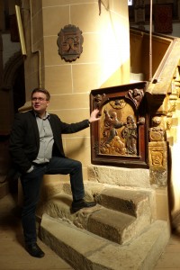 Kunsthistoriker Frank-Thomas Ziegler erläutert ikonographische Details der Kanzel in der Schwarzen Kirche