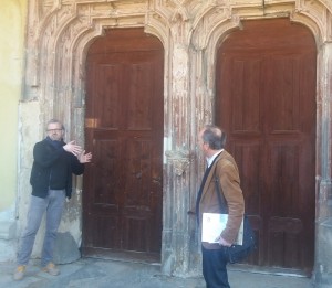 Prof. Zalewski und Prof. Albrecht ordnen bauliche Elemente geschichtlich ein