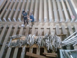 Aufgereihte, beschädigte Orgelpfeifen und -teile