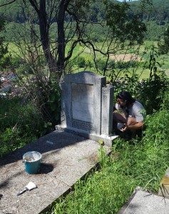 Aufrichtung der Grabsteine